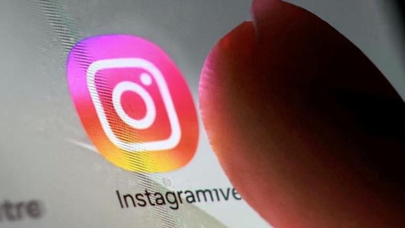 Ícone do Instagram na tela de um celular