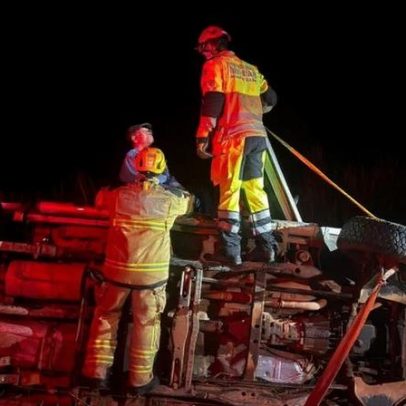 Idoso fica preso em caminhonete após tombamento na BR-251, Montes Claros