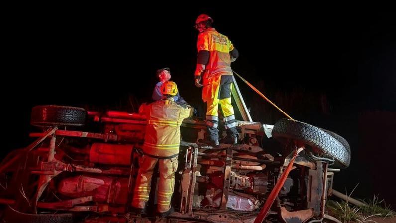 Idoso fica preso em caminhonete após tombamento na BR-251, em Montes Claros