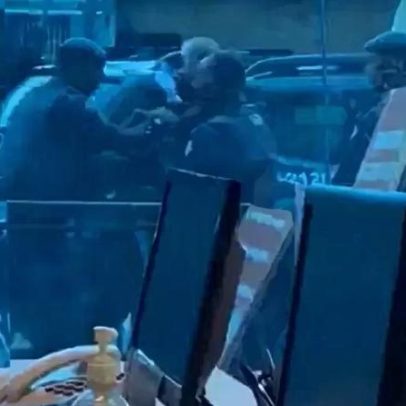 Homem discute com policiais, é detido por desacato no litoral de SP