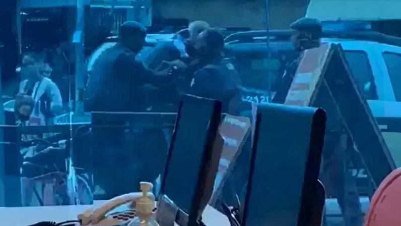 Idoso agrediu PM, levou tapa no rosto e foi detido por desacato