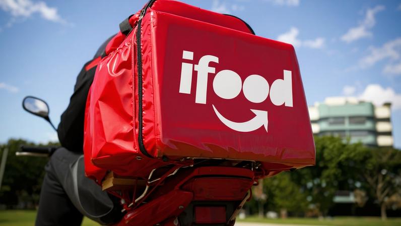 Na imagem, uma mochila do iFood utilizada em entregas do delivery