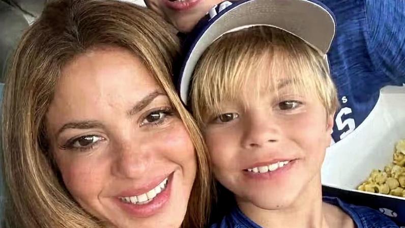 A cantora Shakira com os filhos, Milan e Sasha — Foto: Instagram