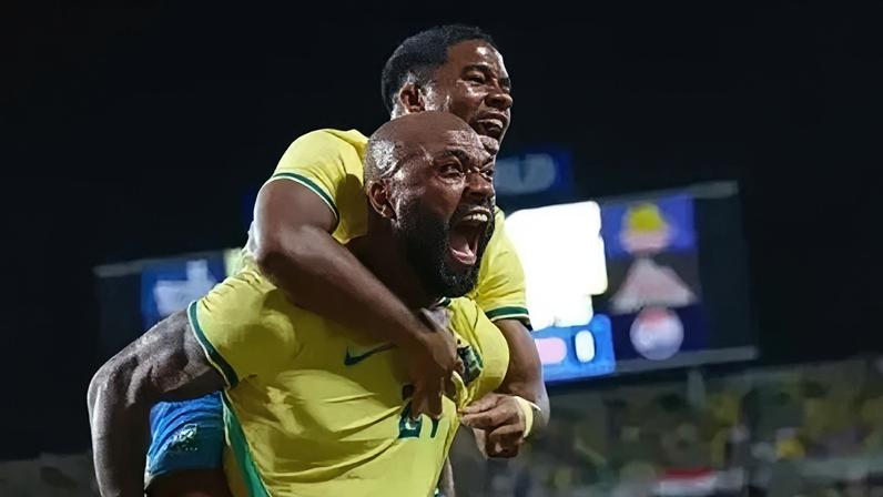 Igor Thiago comemora com Endrick gol pela Seleção Brasileira