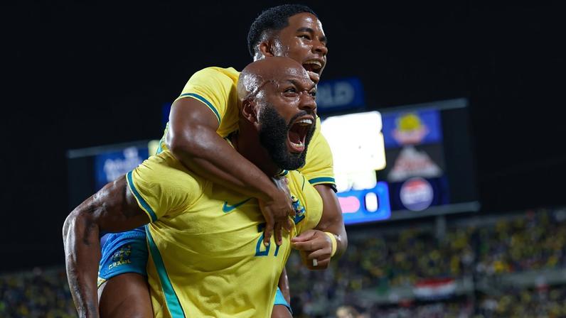 Igor Thiago comemora com Endrick seu gol sobre a Croácia, em amistoso preparatório para a Copa do Mundo