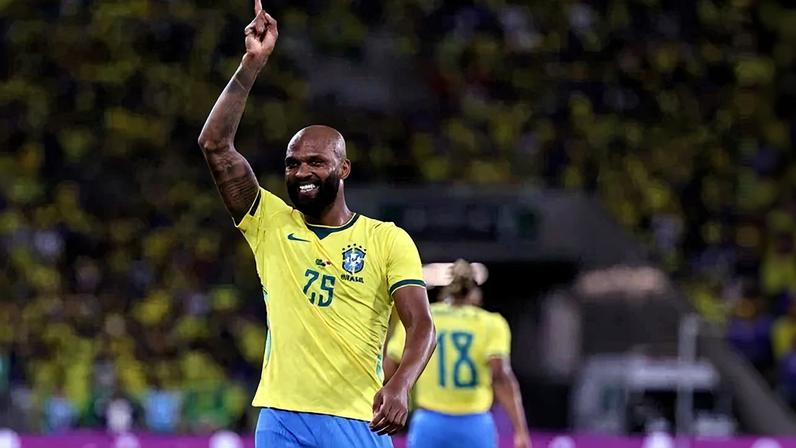 Igor Thiago comemora gol de pênalti para Seleção Brasileira - Metrópoles
