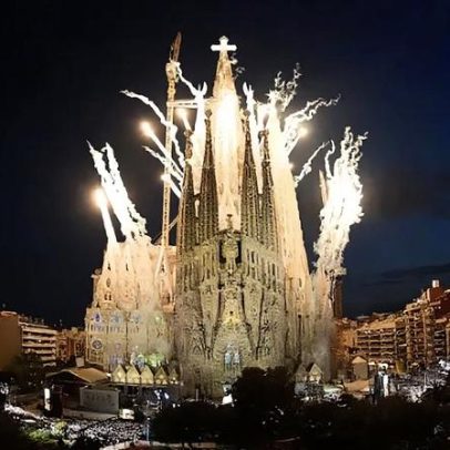 Torre da Sagrada Família é concluída após 144 anos