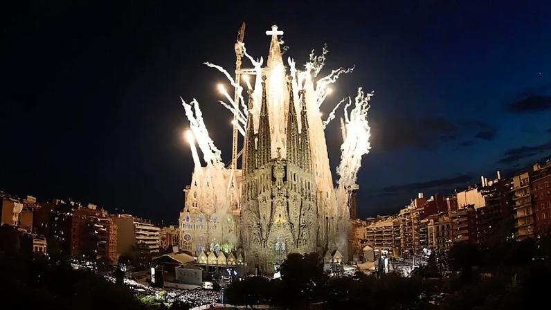 Torre da Igreja da Sagrada Família é concluída após 144 anos