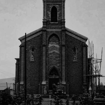 Igreja onde santa ficou intacta após incêndio é reinaugurada
