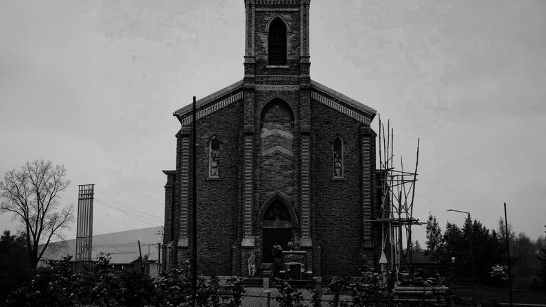Igreja onde santa ficou intacta após incêndio é reinaugurada