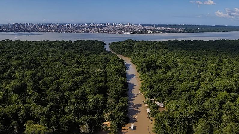Vista feita de drone, desde a Ilha do Combu, com a cidade de Belém ao fundo, onde ocorreu a COP30