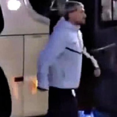Arrascaeta é flagrado mancando após desembarque de ônibus uruguaio