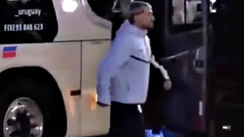 Arrascaeta é flagrado mancando após descer de ônibus do Uruguai — Foto: Reprodução / X