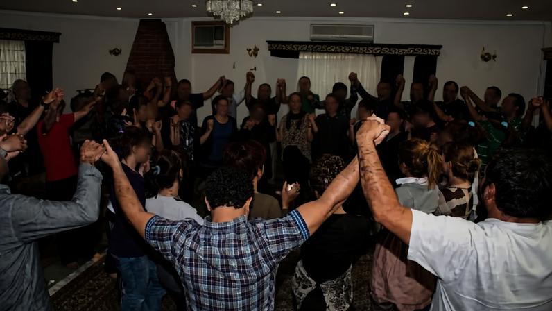 Comunidade cristã subterrânea no Irã. (Foto: Iran Alive Ministries via Uncharted)
