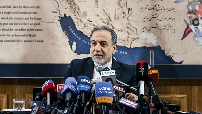 ministro das Relações Exteriores do Irã, Abbas Araghchi, participa de uma coletiva de imprensa em Nova Delhi, Índia, em 15 de maio.
