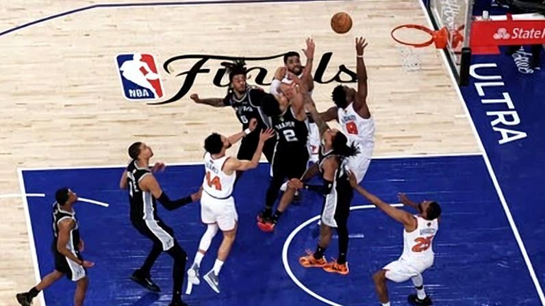 O ala do New York Knicks, OG Anunoby, converte a cesta da vitória contra o San Antonio Spurs no final do Jogo 4 das Finais da NBA