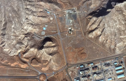 Imagens de satélite mostram uma visão geral de um complexo de túneis escavados em terreno rochoso próximo a uma área industrial desenvolvida em Isfahan, Irã, em 11 de novembro de 2025