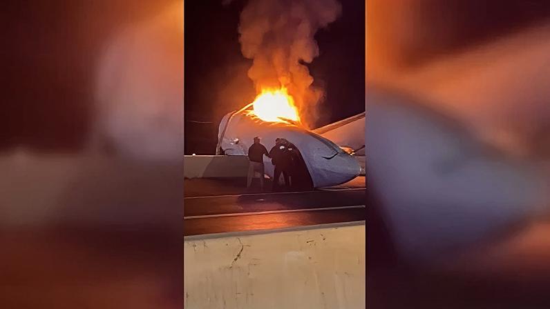Um pequeno jato com seis pessoas a bordo caiu em uma rodovia em Laredo, Texas, na noite de terça-feira (16)