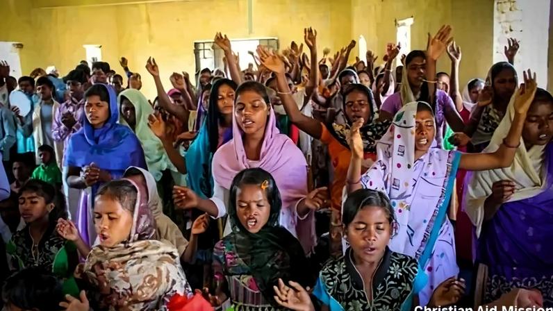 Multidão ataca cristãos dentro de igreja na Índia