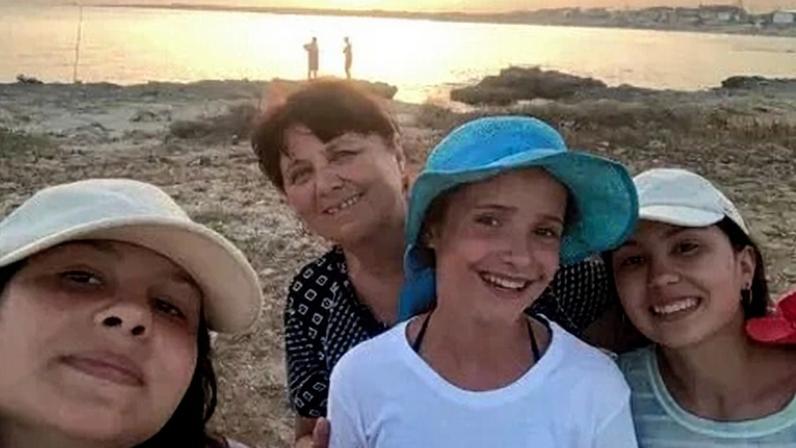 Liubov Rudyka, diretora do orfanato em Sumy, fotografada com algumas das crianças sob seus cuidados