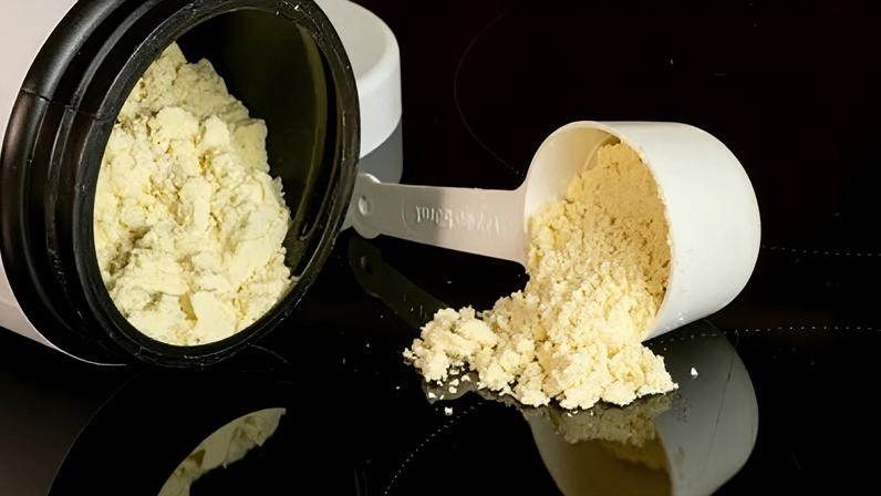 Antes de colocar whey na rotina, vale entender o que realmente muda entre as versões