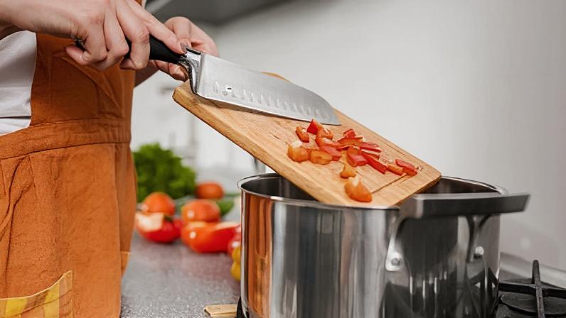 Panelas de alumínio, inox ou elétricas atendem necessidades diferentes. Entenda o que vale considerar antes de investir em um modelo