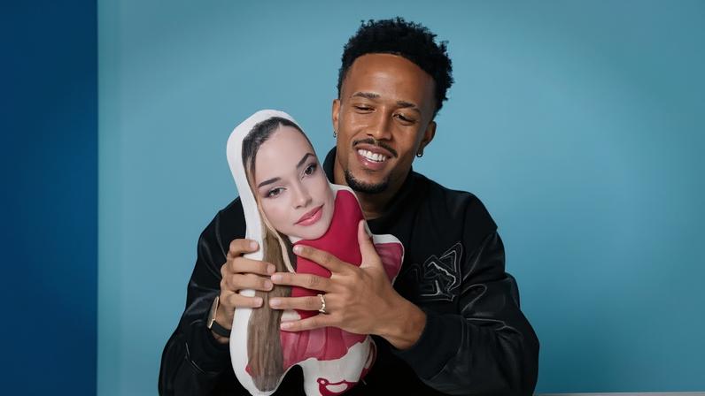 O zagueiro com o item que lembra a esposa — Foto: Reprodução