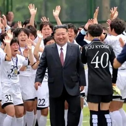 Jogadoras choram ao lado de Kim Jong-un em evento