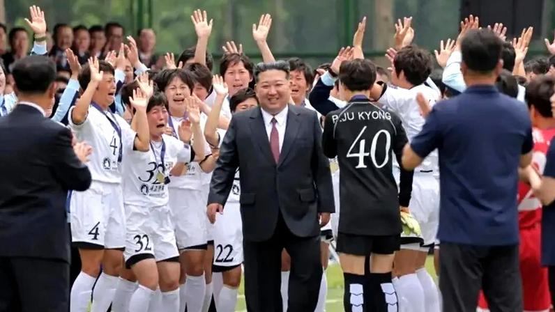 O choro de jogadoras ao lado de líder norte-coreano Kim Jong-un