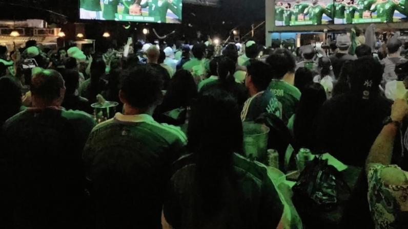 Torcida mexicana faz festa em bar em NY