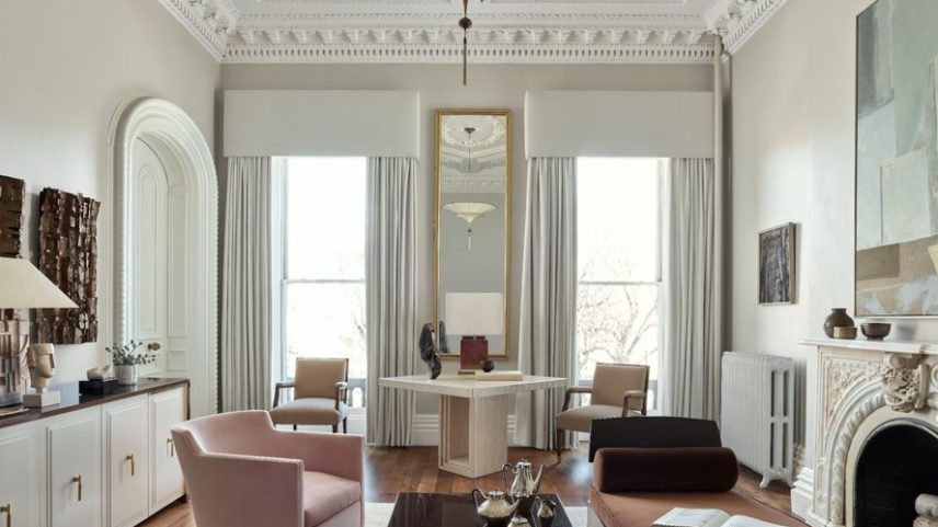 Um espelho antigo reflete o lustre de seda Fortuny, vindo de Veneza. As cortinas ganham bandô generoso para dialogar com as proporções do ambiente