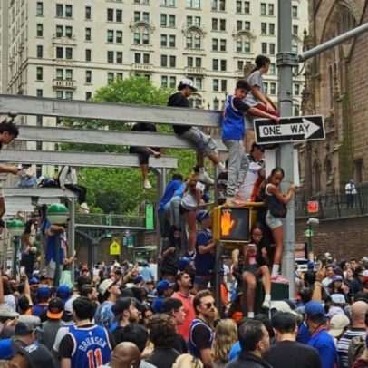 Desfile dos Knicks no sul de Nova York tem desmaios e chuva de papel