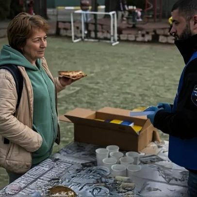 Cristãos distribuem esperança e pizza a soldados e civis na Ucrânia