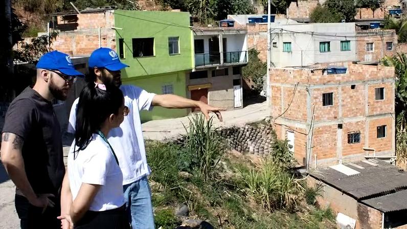 Equipe da ONU-Habitat realiza visita de campo na região de Izidora, no Brasil.