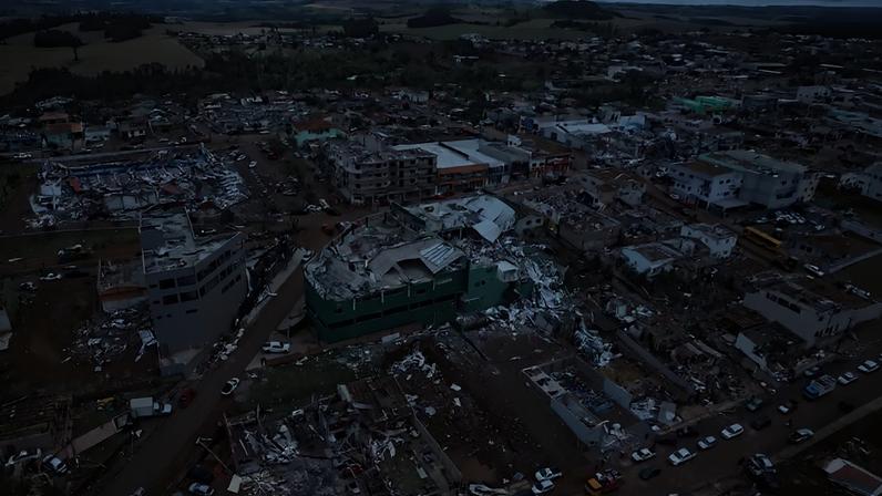 A reconstrução após um desastre ambiental vai muito além de lidar com perdas materiais, sendo necessário apoio psicossocial às vítimas — Foto: Ari Dias/AEN