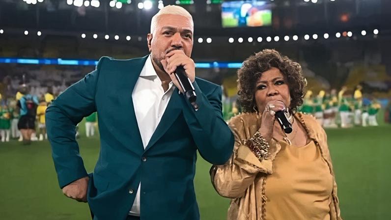 Belo e Alcione cantam o hino nacional antes de amistoso