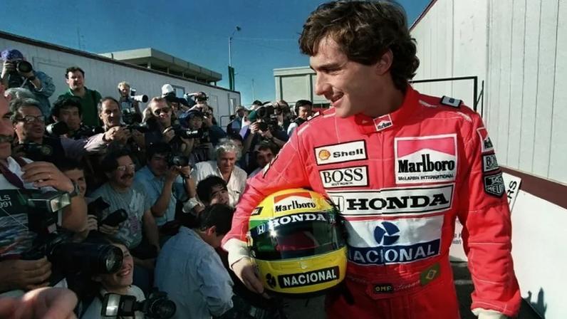 Ayrton Senna posa para fotógrafos em 7 de Março de 1991