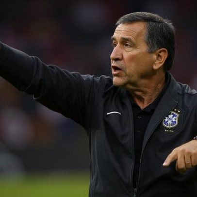 Carlos Alberto Parreira é internado durante tratamento de câncer