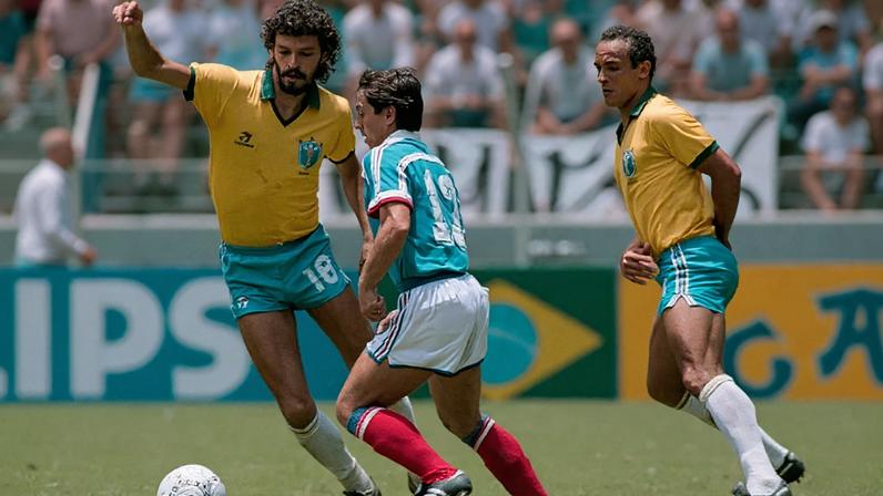 Francês Alain Giresse disputa bola com Sócrates e Elzo, durante o jogo das quartas de final da Copa do Mundo entre França e Brasil, em 1986 (Foto: AFP)
