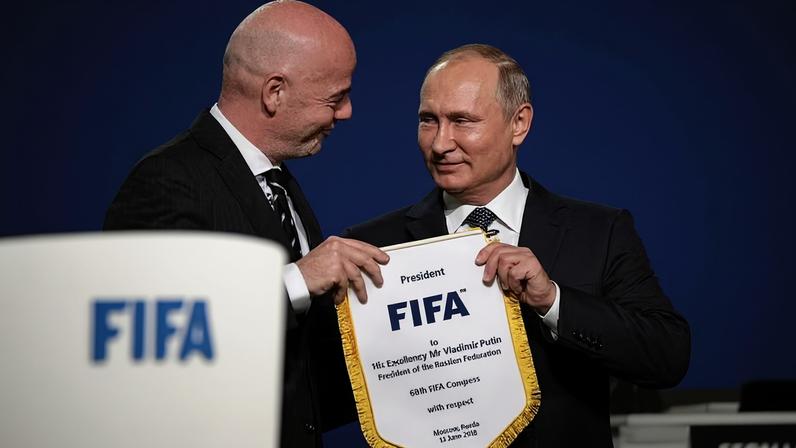 Vladimir Putin e Gianni Infantino na Copa do Mundo da Rússia. — Foto: Divulgação/Kremilin