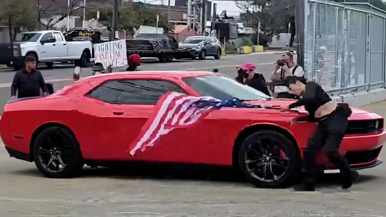 Mulher é atropelada durante protesto contra o ICE nos Estados Unidos. — Foto: Reprodução/Redes Sociais