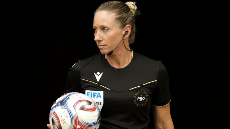 Tori Penso, primeira árbitra mulher a apitar na Copa do mundo de 2026