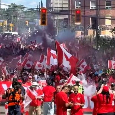 Canadenses e bósnios lotam ruas em caminhada para estreia na Copa do Mundo