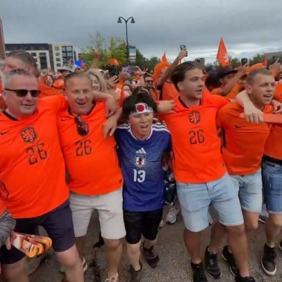 Torcedor japonês vibra com fãs holandeses antes da Copa do Mundo