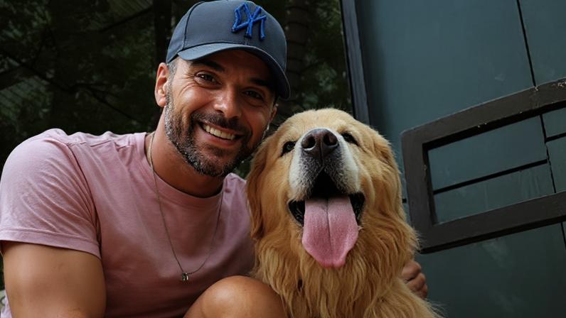 Cão Joca ao lado do tutor, João Fantazzini