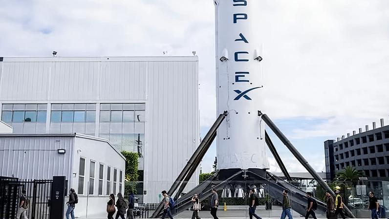 A SpaceX constrói e opera os foguetes e a infraestrutura de lançamento que dão suporte à sua subsidiária Starlink — Foto: BBC News fonte
