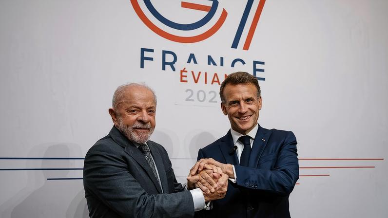 Lula fez sua primeira reunião bilateral às margens do G7 com Emmanuel Macron, presidente da França e anfitrião do evento — Foto: BBC News fonte