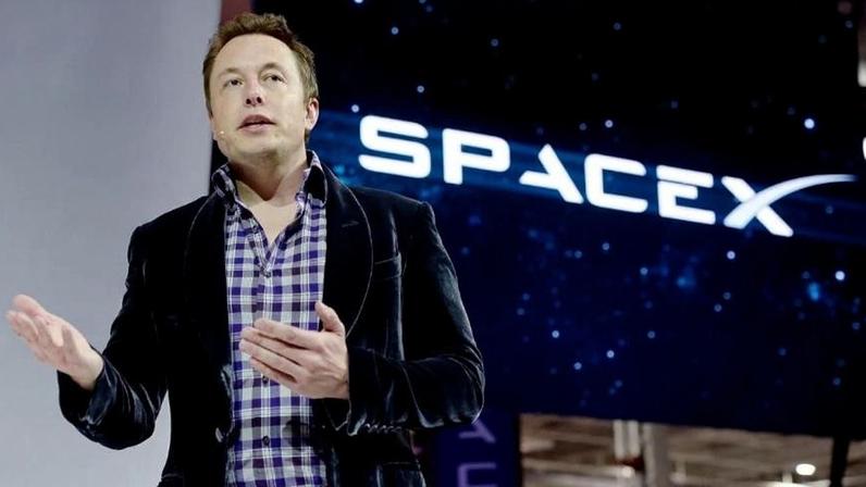 SpaceX, de Elon Musk, vende serviços de lançamentos de foguetes espaciais reutilizáveis, é dona de contratos de defesa com governos, controla a operação global da internet via satélite Starlink e aposta em nova rede orbital de data centers