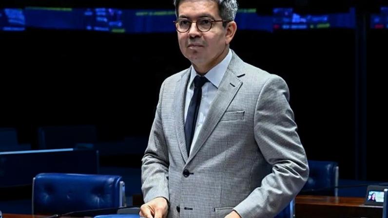 Randolfe Rodrigues disse que o governo espera obter de 45 a 46 votos para aprovar Jorge Messias ao STF