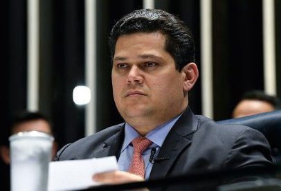 Alcolumbre promete reunião para definir tramitação da PEC 6x1 no Senado